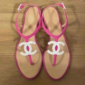 Chanel Fuchsia Pink Thong Sandals with White Interlocking CC logo